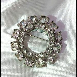 Retro rhinestone wreath brooch